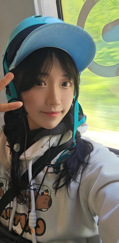 Hey guys I'm still on the train! I'll start when I arrive Toulouse with my bike  - Jinnytty