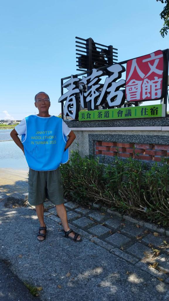 WADDLETHON 1 : DAY 1 The manager of Yilan B&B wore commemorative clothes for the